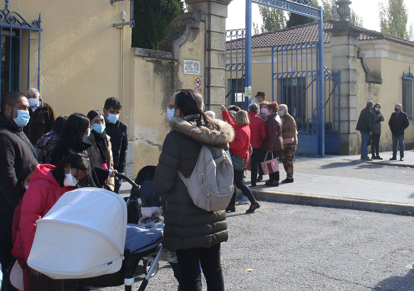 Día de Todos los Santos en el cementerio de Segovia.