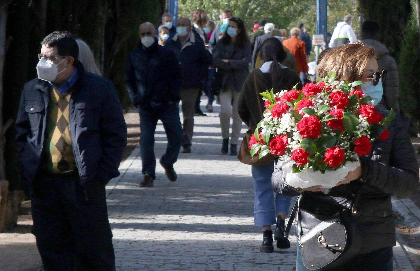 Día de Todos los Santos en el cementerio de Segovia.