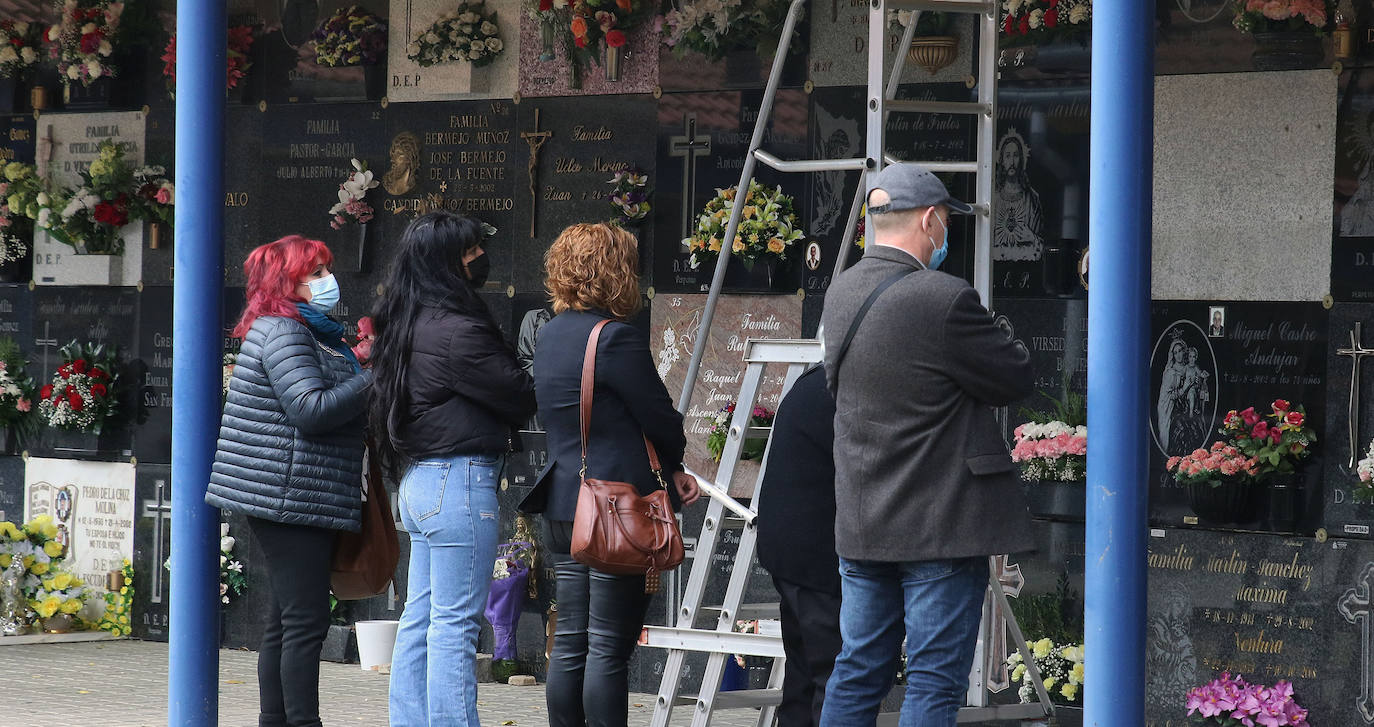 Día de Todos los Santos en el cementerio de Segovia.