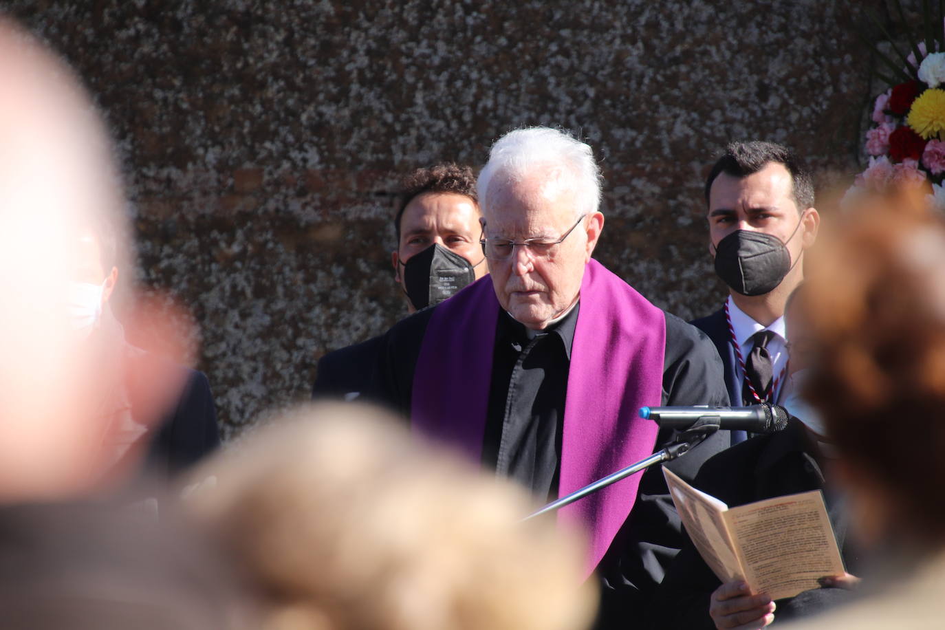 Fotos: El cardenal Carlos Amigo ofrece un responso en el cementerio de Medina de Rioseco