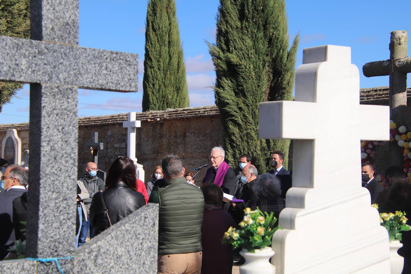 Fotos: El cardenal Carlos Amigo ofrece un responso en el cementerio de Medina de Rioseco