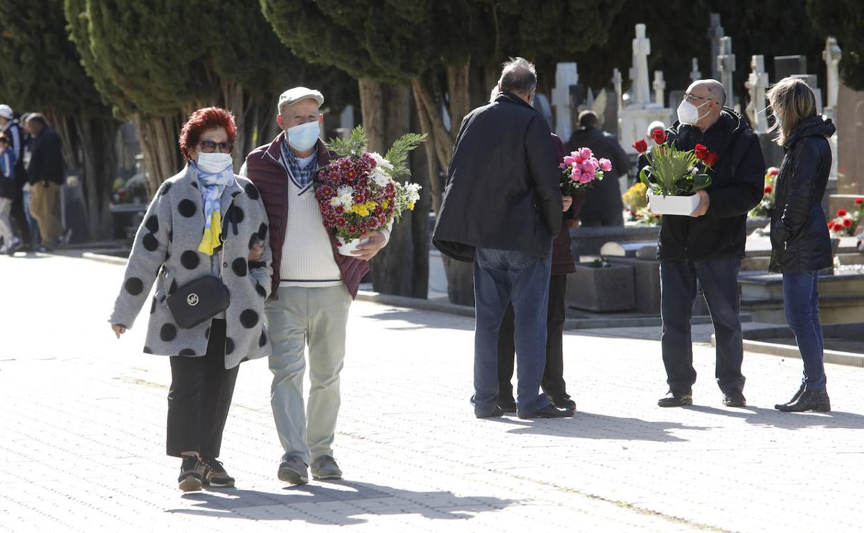 Visitantes en el cementerio de Palencia.