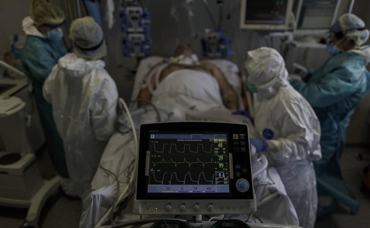 Un paciente en la UCI del Hospital de San Sebastián de los Reyes durante la primera ola.