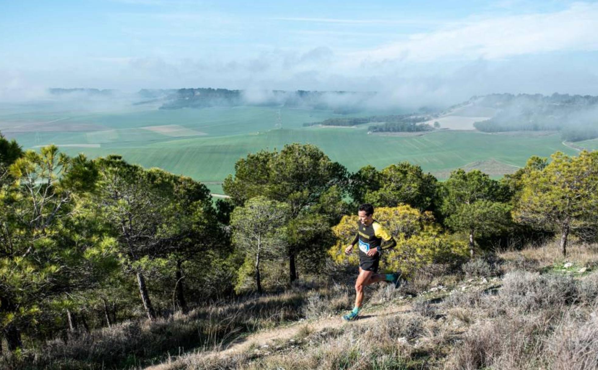 Un deportista disfruta de una carrera por una de las sendas entre páramos. 