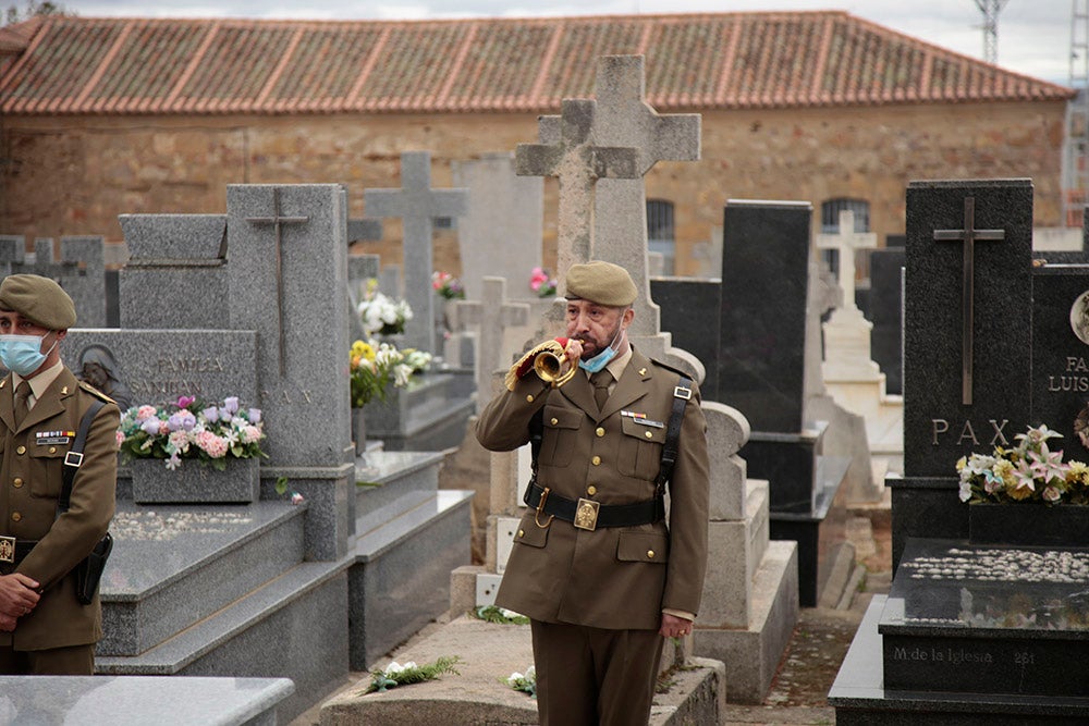 Día de los Caídos por la Patria en el cementerio de Salamanca