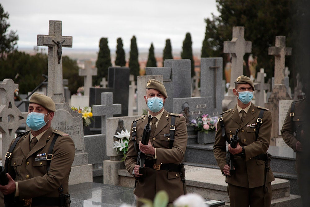Día de los Caídos por la Patria en el cementerio de Salamanca