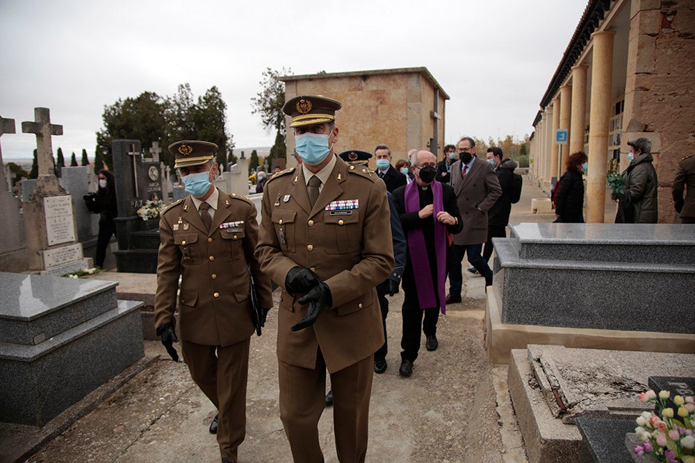 Día de los Caídos por la Patria en el cementerio de Salamanca