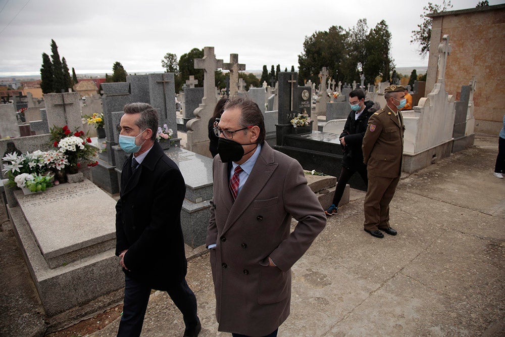 Día de los Caídos por la Patria en el cementerio de Salamanca