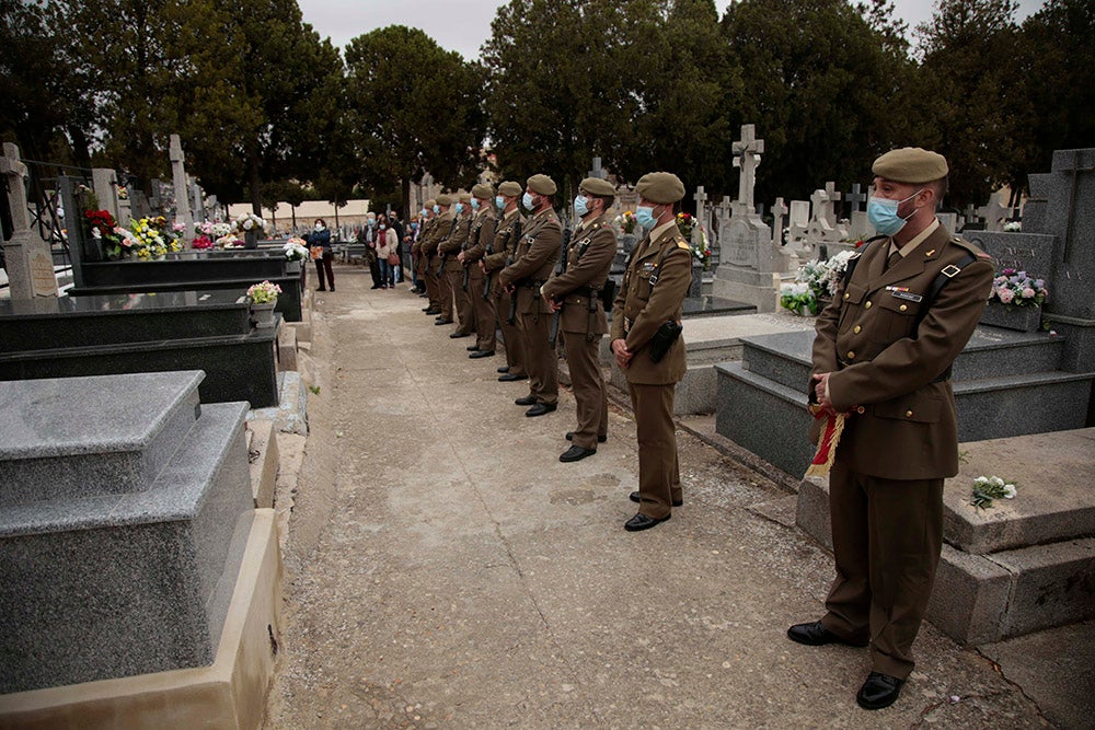 Día de los Caídos por la Patria en el cementerio de Salamanca