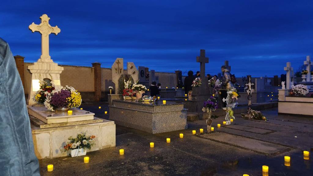 Fotos: Velas en el cementerio de Pedrosa del Rey