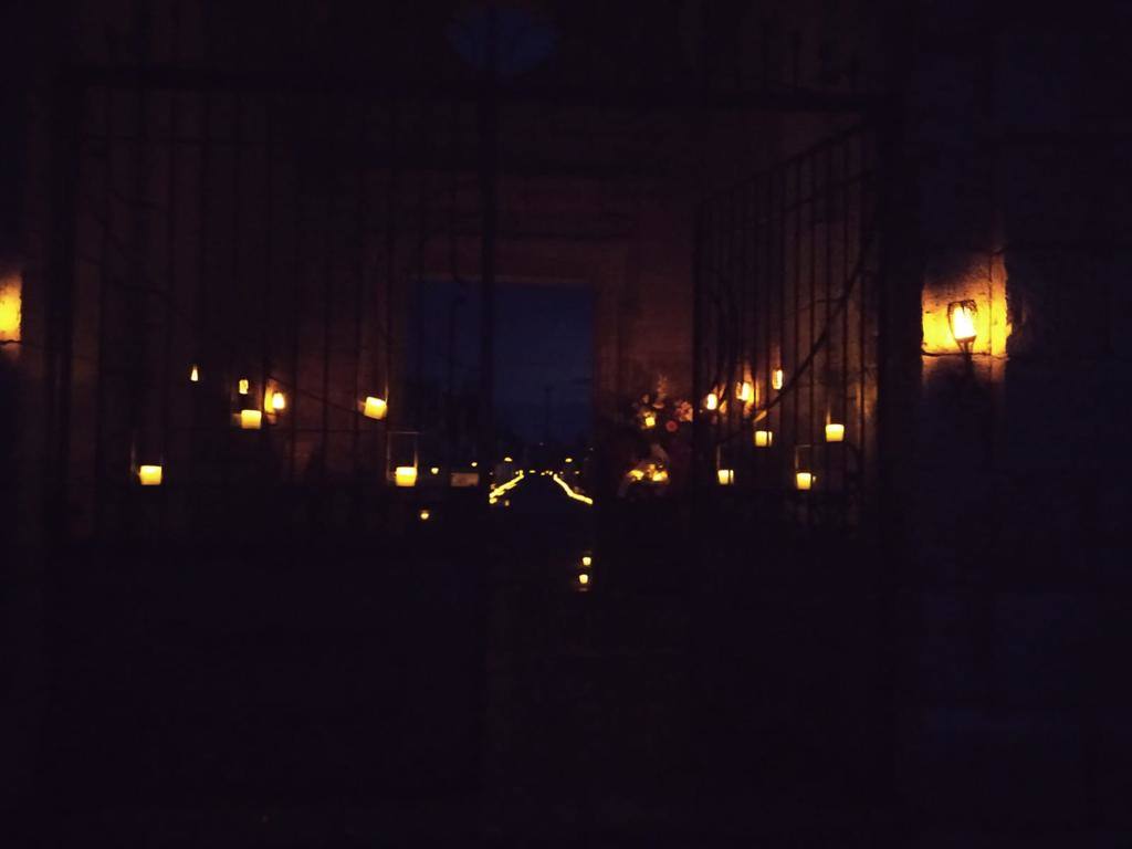 Fotos: Velas en el cementerio de Pedrosa del Rey