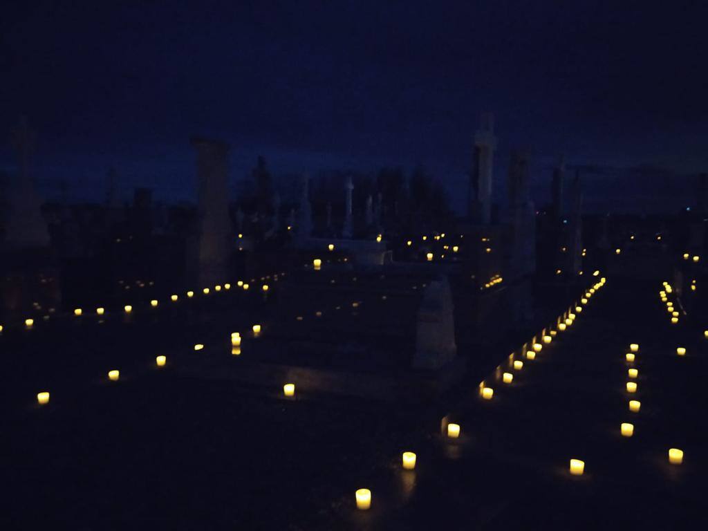 Fotos: Velas en el cementerio de Pedrosa del Rey