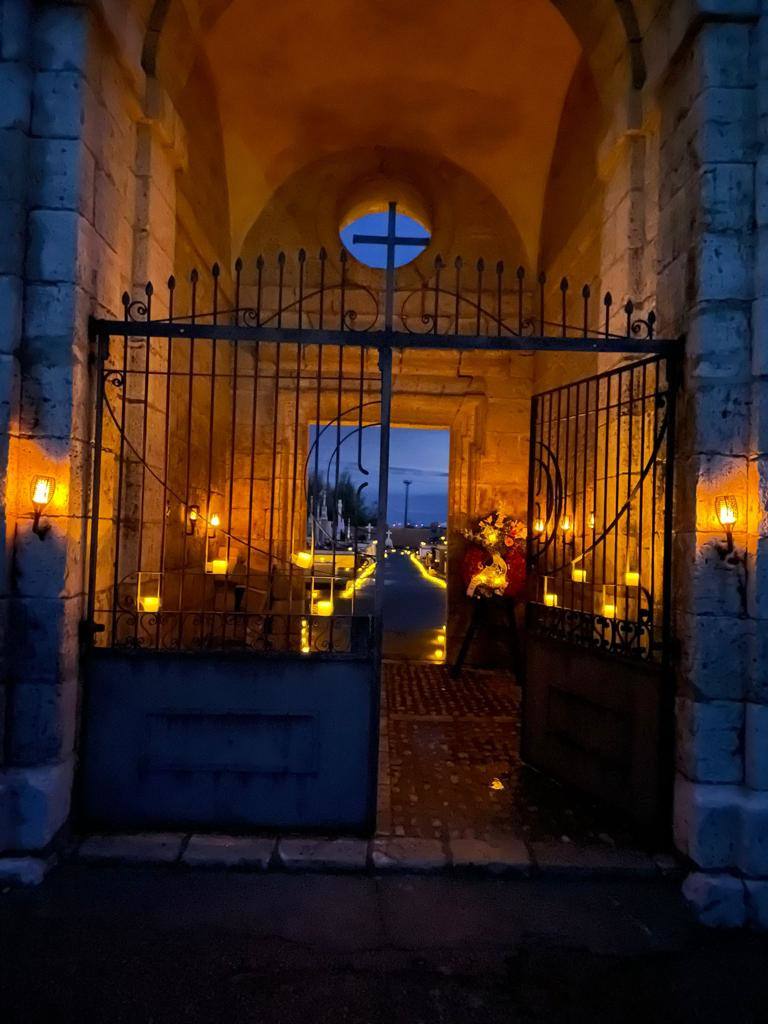 Fotos: Velas en el cementerio de Pedrosa del Rey