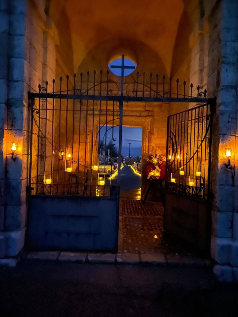 Fotos: Velas en el cementerio de Pedrosa del Rey