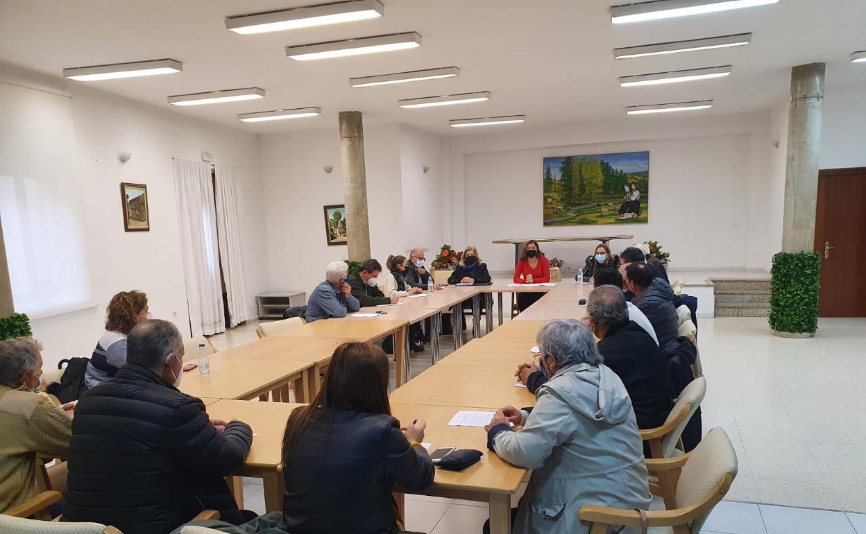 La delegada de la Junta se reúne con los alcaldes de Aliste para analizar la sanidad