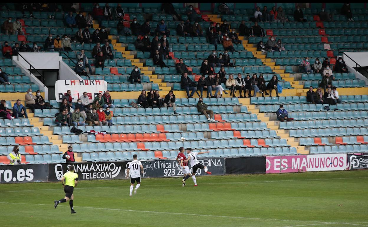 Aspecto del campo este domingo ante el Adarve. 