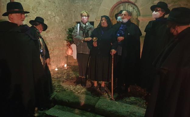 En el centro, Magdalena Maíllo, esquila en mano como moza de ánimas.