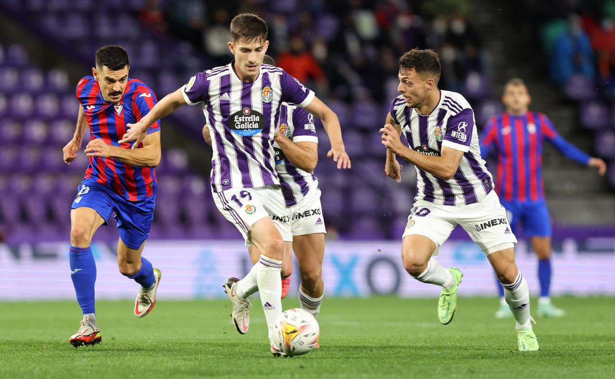 Toni Villa conduce el balón ante la persecución del defensor armero en la victoria ayer ante en Zorrilla