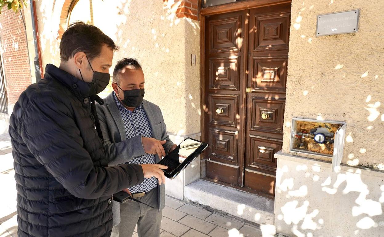 El presidente de la Diputación y el alcalde de Pedrajas revisan el funcionamiento de uno de los contadores. 