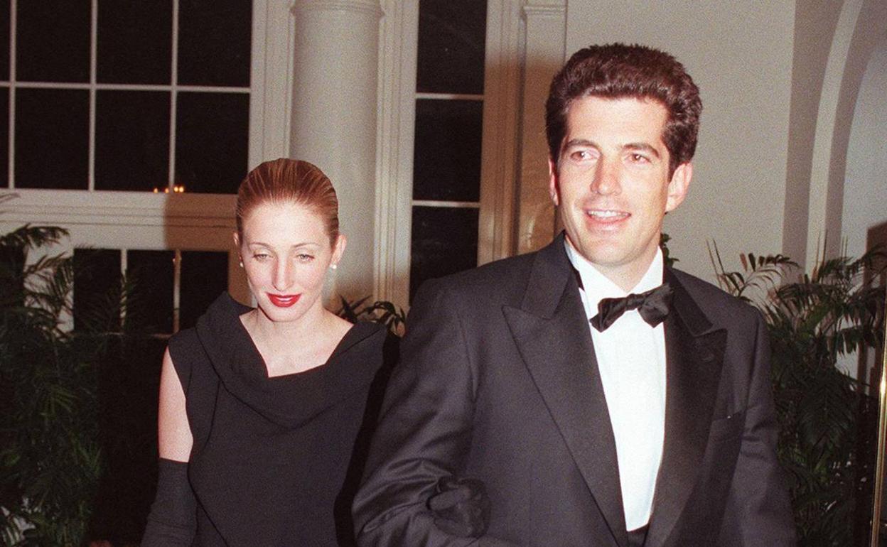 John F. Kennedy Jr y su esposa Carolyn Bessette, en febrero de 1998