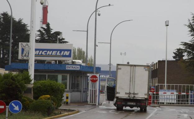 Michelin suprimirá 13 turnos y dejará de producir 60.000 ruedas por la crisis de los chips