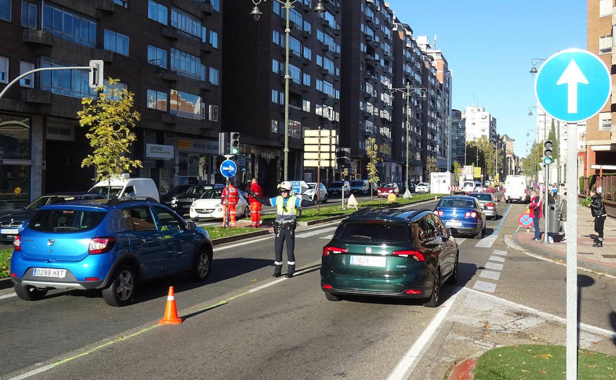 Un agente regula el tráfico entre los conos del paseo del Hospital Militar. 