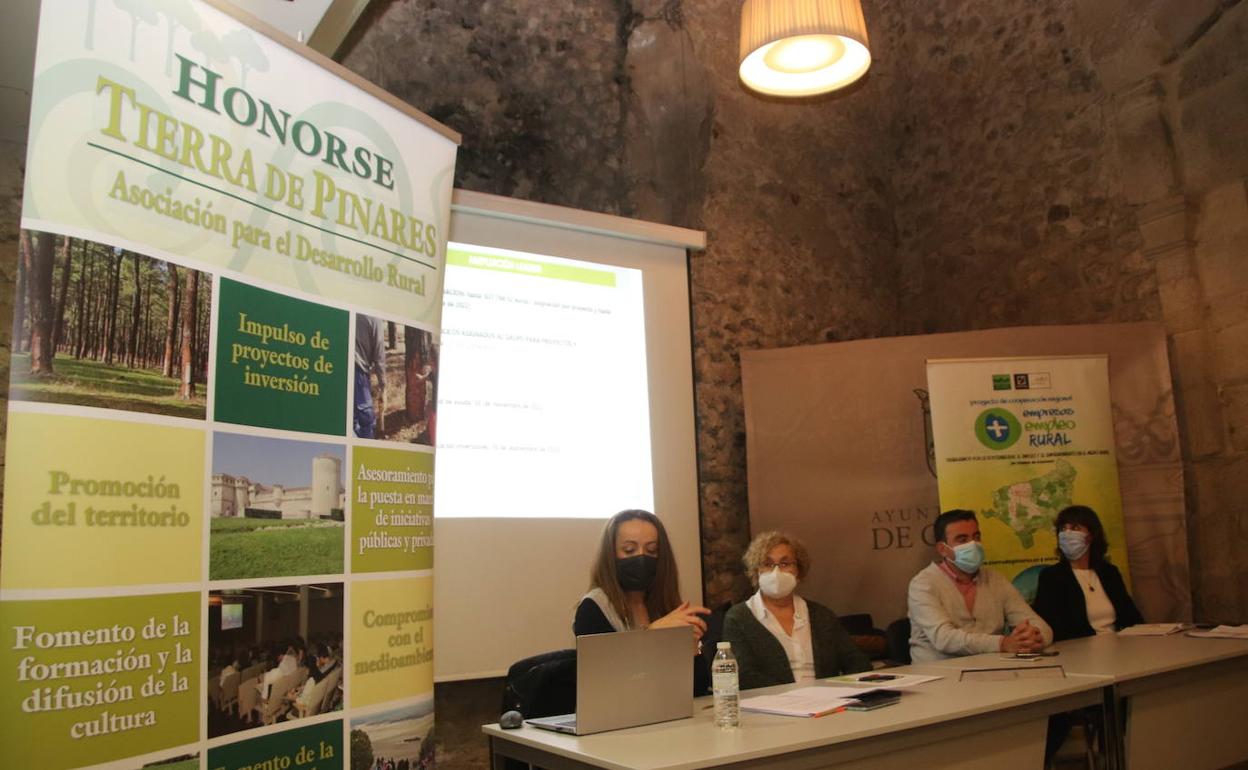 Integrantes de la directiva de Honorse durante la asamblea.