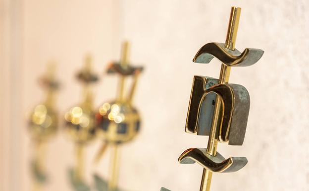 Los trofeos del Nacional y el Mudial. 