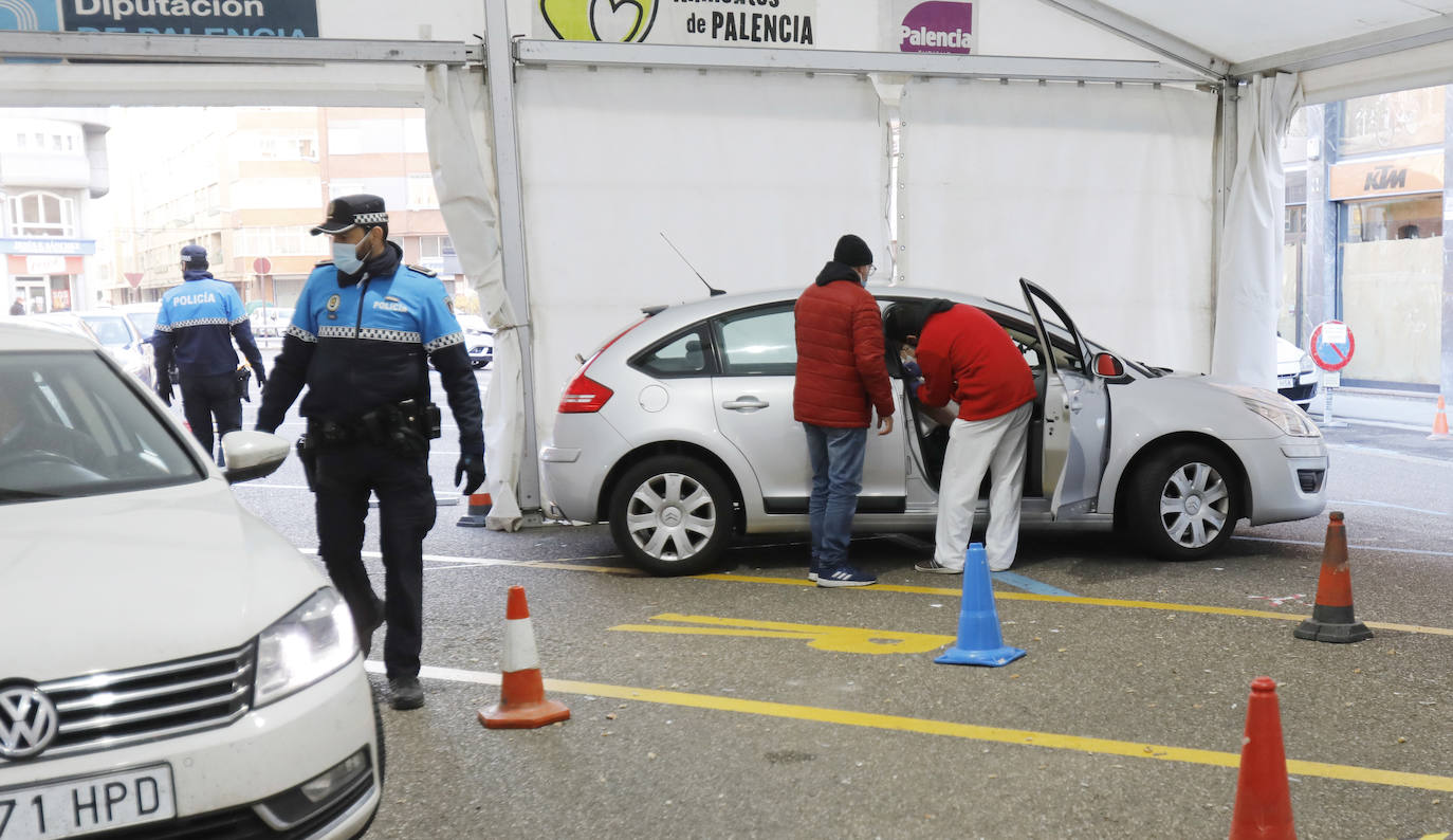 Se habilitaron dos puntos de vacunación, dentro del centro y en el aparcamiento, para los que acudían en coche. 