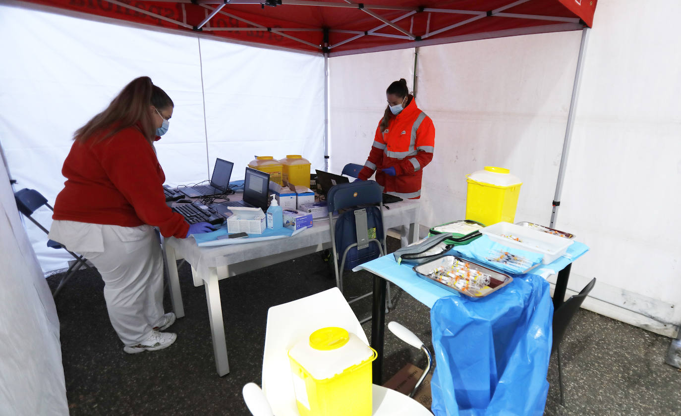 Se habilitaron dos puntos de vacunación, dentro del centro y en el aparcamiento, para los que acudían en coche. 