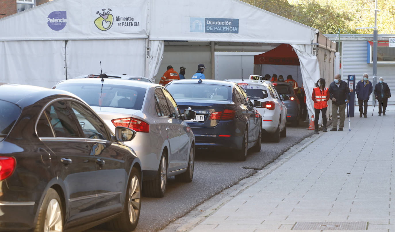Se habilitaron dos puntos de vacunación, dentro del centro y en el aparcamiento, para los que acudían en coche. 
