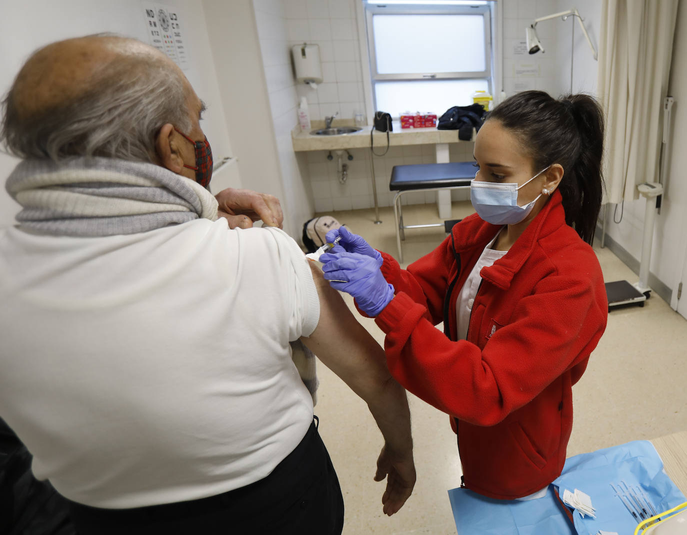 Se habilitaron dos puntos de vacunación, dentro del centro y en el aparcamiento, para los que acudían en coche. 