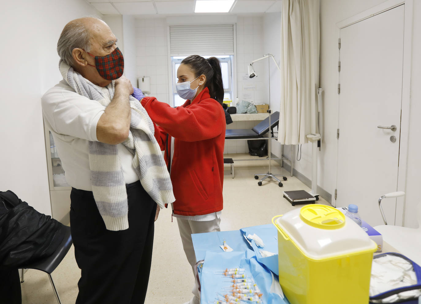 Se habilitaron dos puntos de vacunación, dentro del centro y en el aparcamiento, para los que acudían en coche. 
