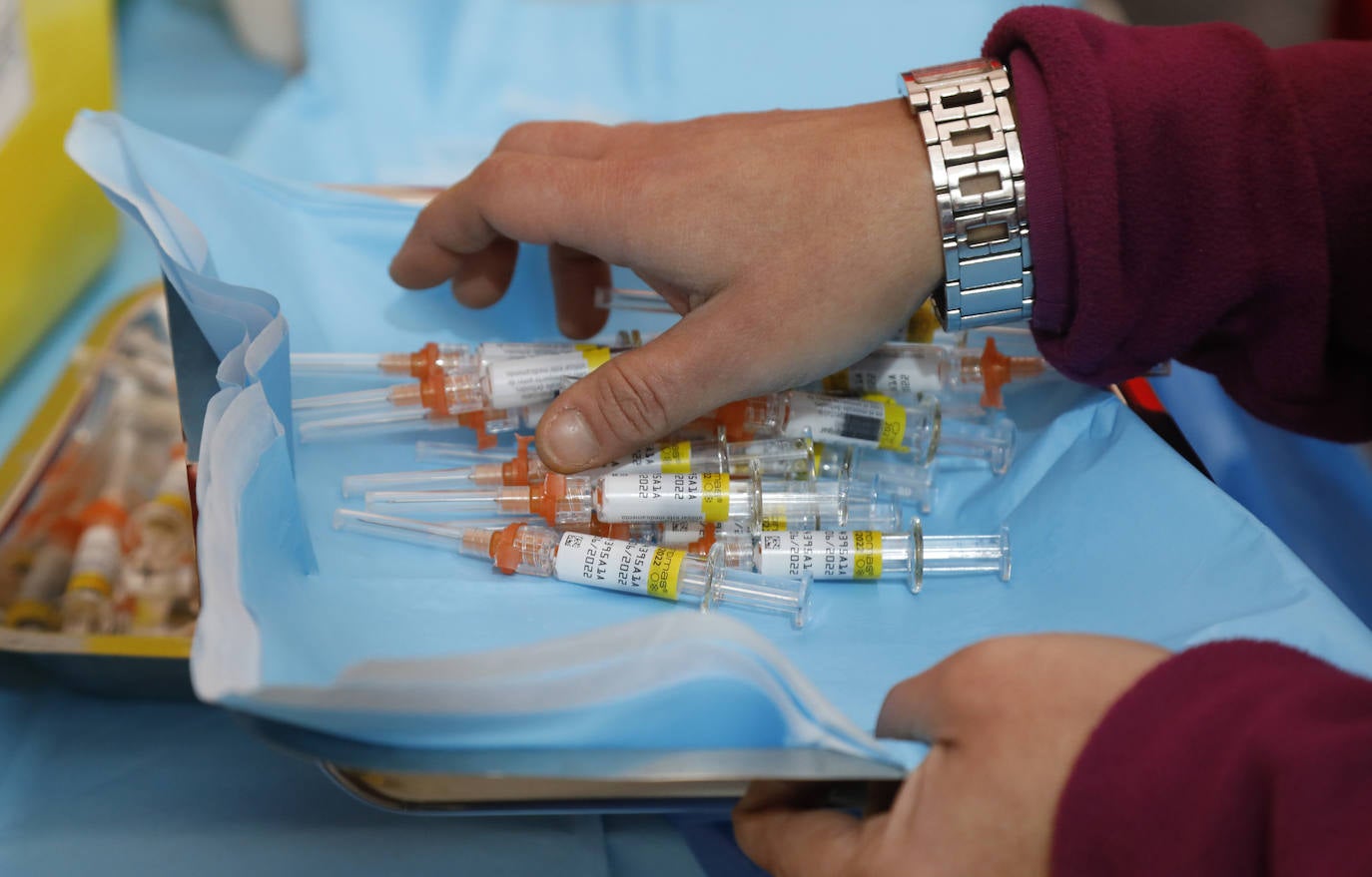 Se habilitaron dos puntos de vacunación, dentro del centro y en el aparcamiento, para los que acudían en coche. 