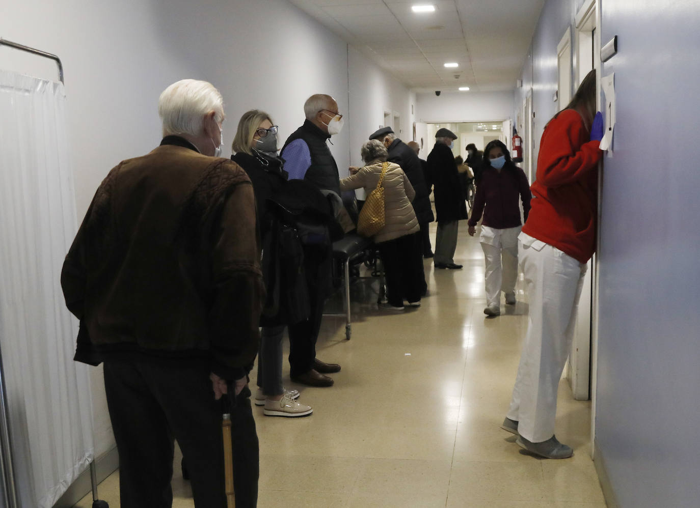Se habilitaron dos puntos de vacunación, dentro del centro y en el aparcamiento, para los que acudían en coche. 