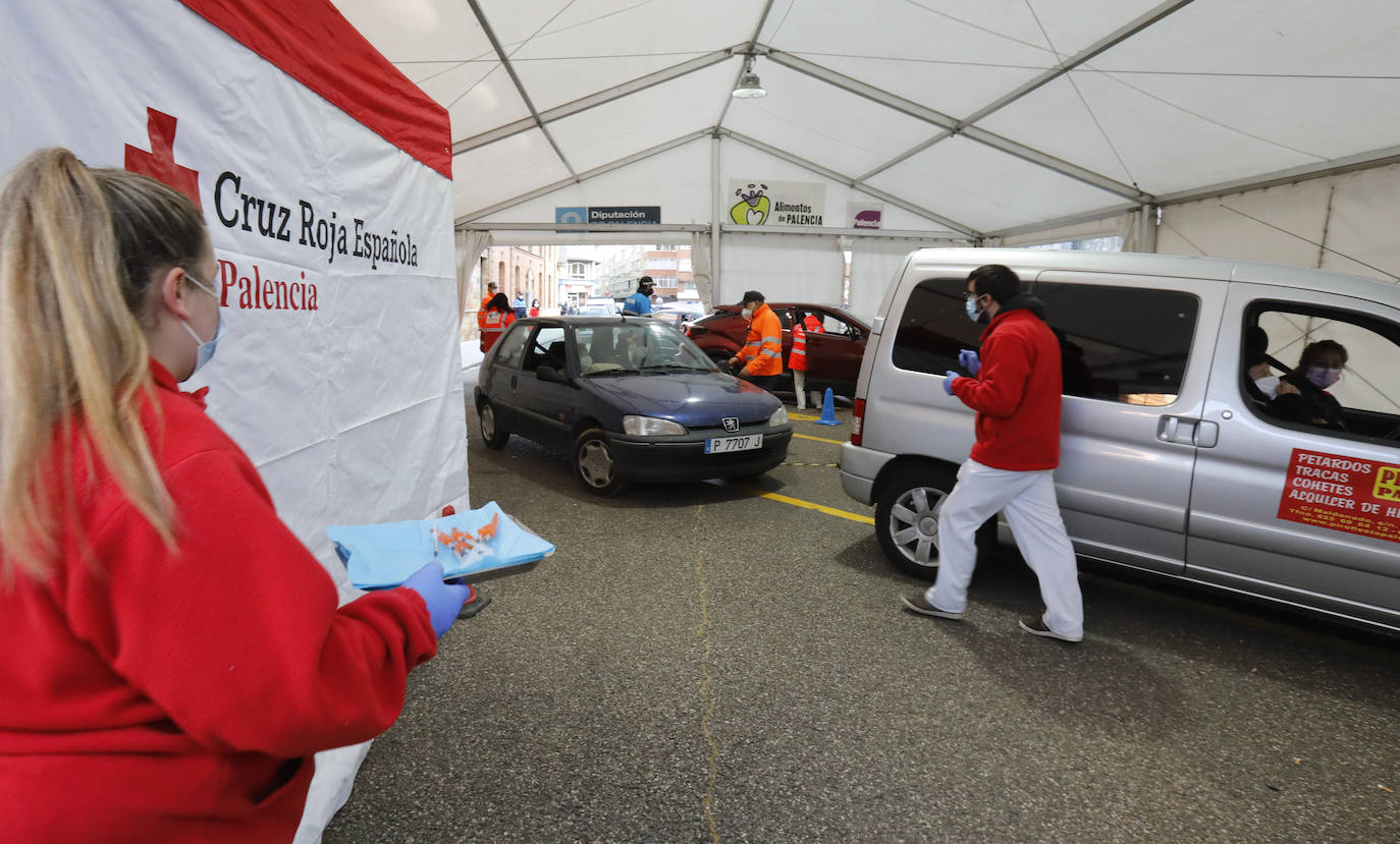 Se habilitaron dos puntos de vacunación, dentro del centro y en el aparcamiento, para los que acudían en coche. 