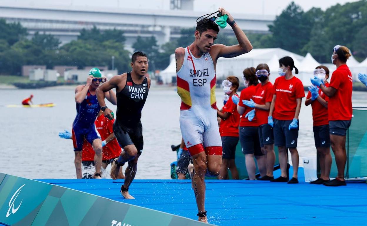 Álex Sánchez Palomero sale del segmento del agua en los Juegos de Tokio de este pasado verano.