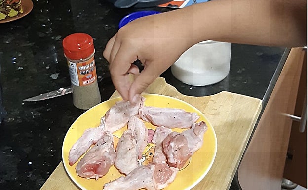 Imagen principal - Diego elaborando su receta de alitas de pollo a la barbacoa