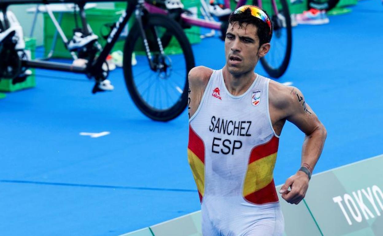 El triatleta salmantino Alejandro Sánchez Palomero conquista el bronce en el Mundial de Abu Dhabi