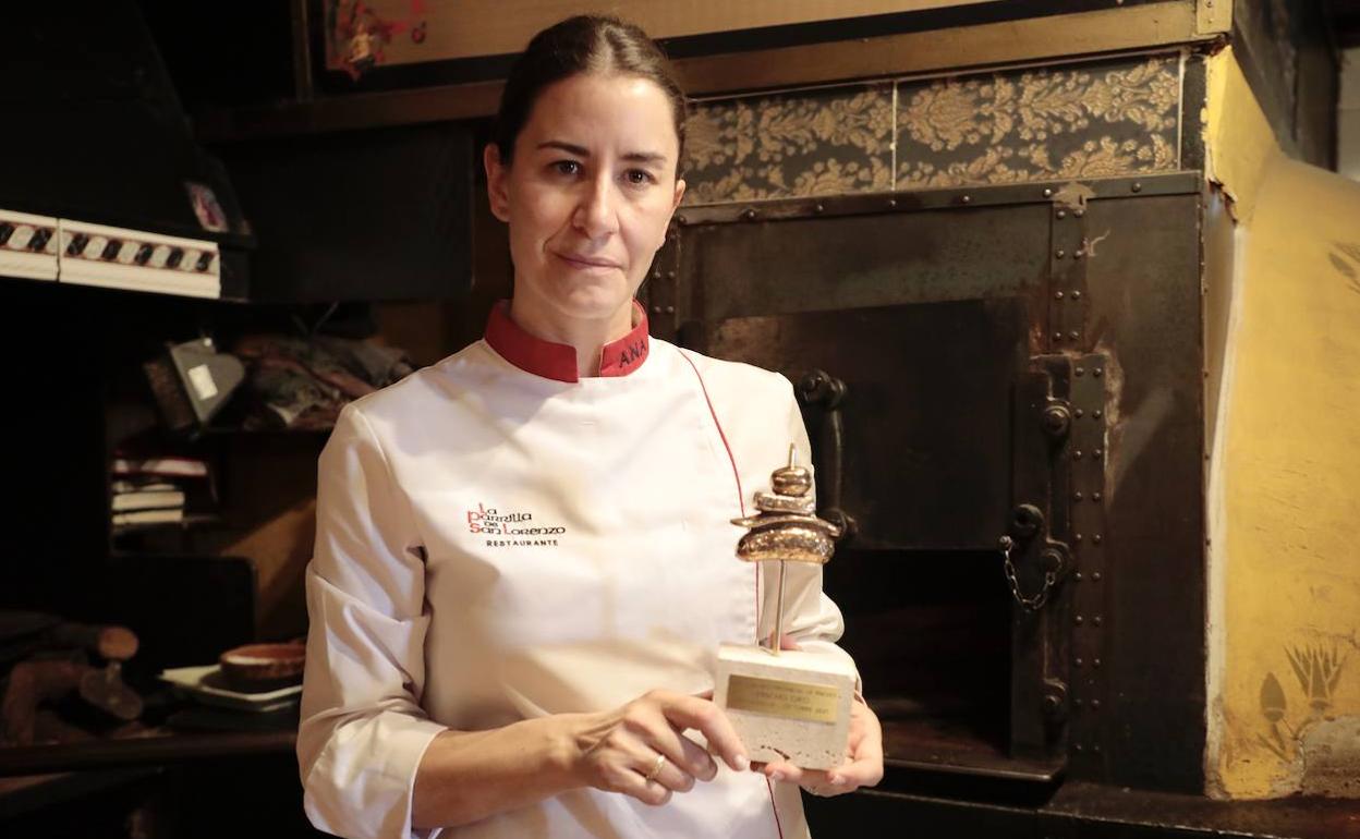 Ana María, muestra el Pincho de Oro que obtuvo el restaurante La Parrilla de San Lorenzo en el Concurso Provincial de Valladolid 2020. 