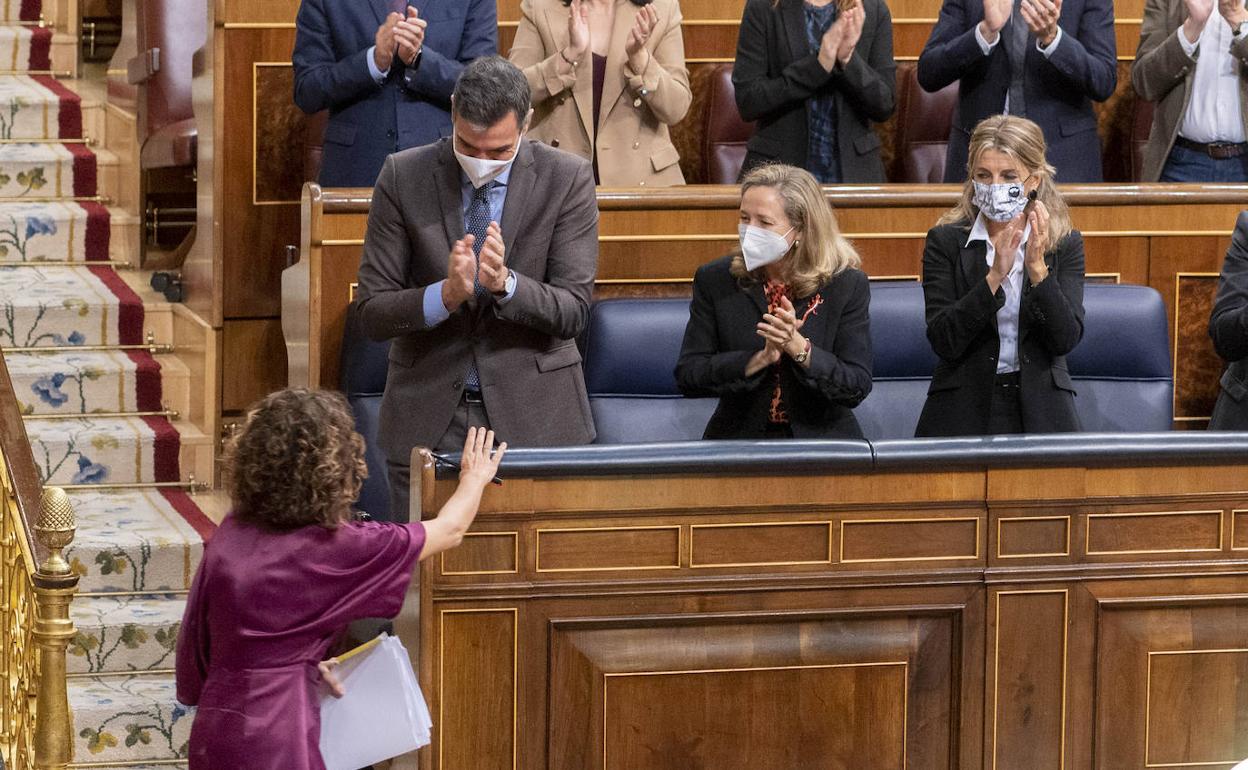 La ministra de Hacienda, María Jesús Montero es aplaudida por Pedro Sánchez, Nadia Calviño y Yolanda Díaz, tras su intervención.