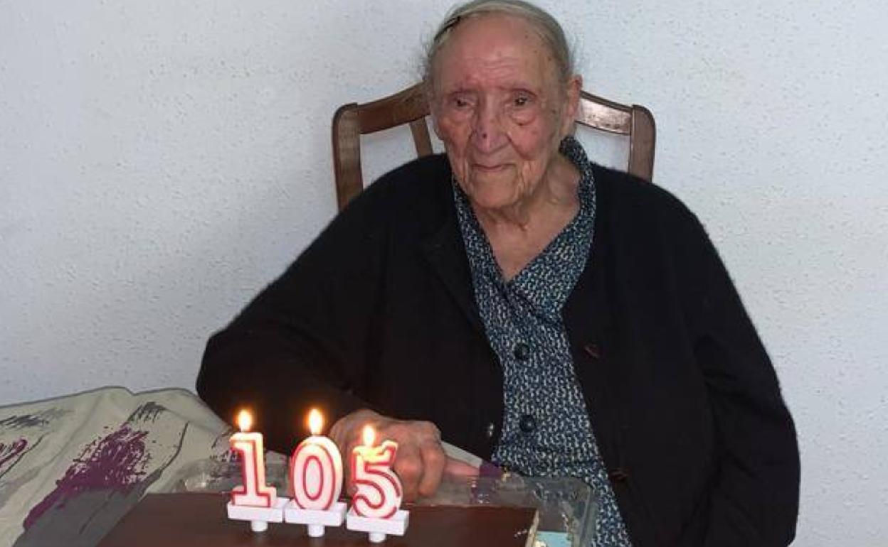Saturnina Díez se dispone a soplar las velas de su tarta. 
