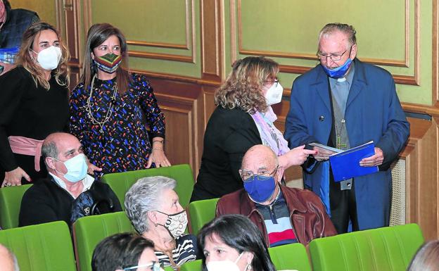 Castellanos, saludado y felicitado por numerosos palentinos, cuando se dirige en la Cámara de Comercio a presentar sus memorias.