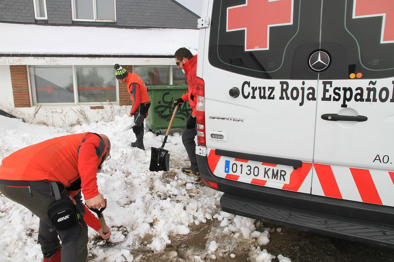 Turistas se hacen fotos en Navacerrada este sábado con las primera nevada. 
