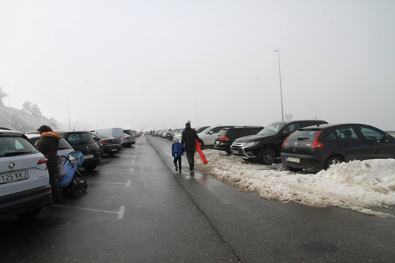 Turistas se hacen fotos en Navacerrada este sábado con las primera nevada. 