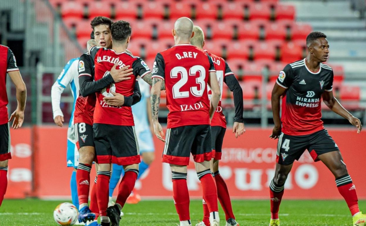 Los jugadores del Mirandés celebran uno de los tres goles que anotaron ante el Lugo