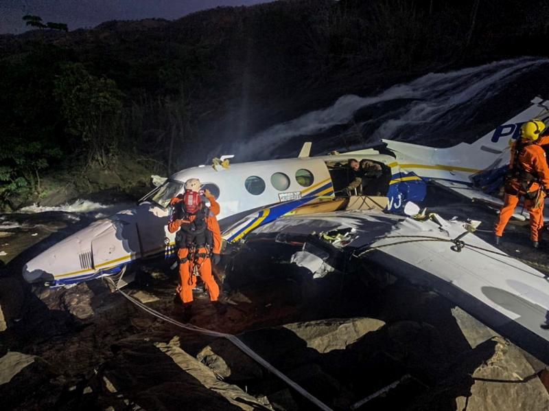 Los servicios de rescate, junto al avión siniestrado. 