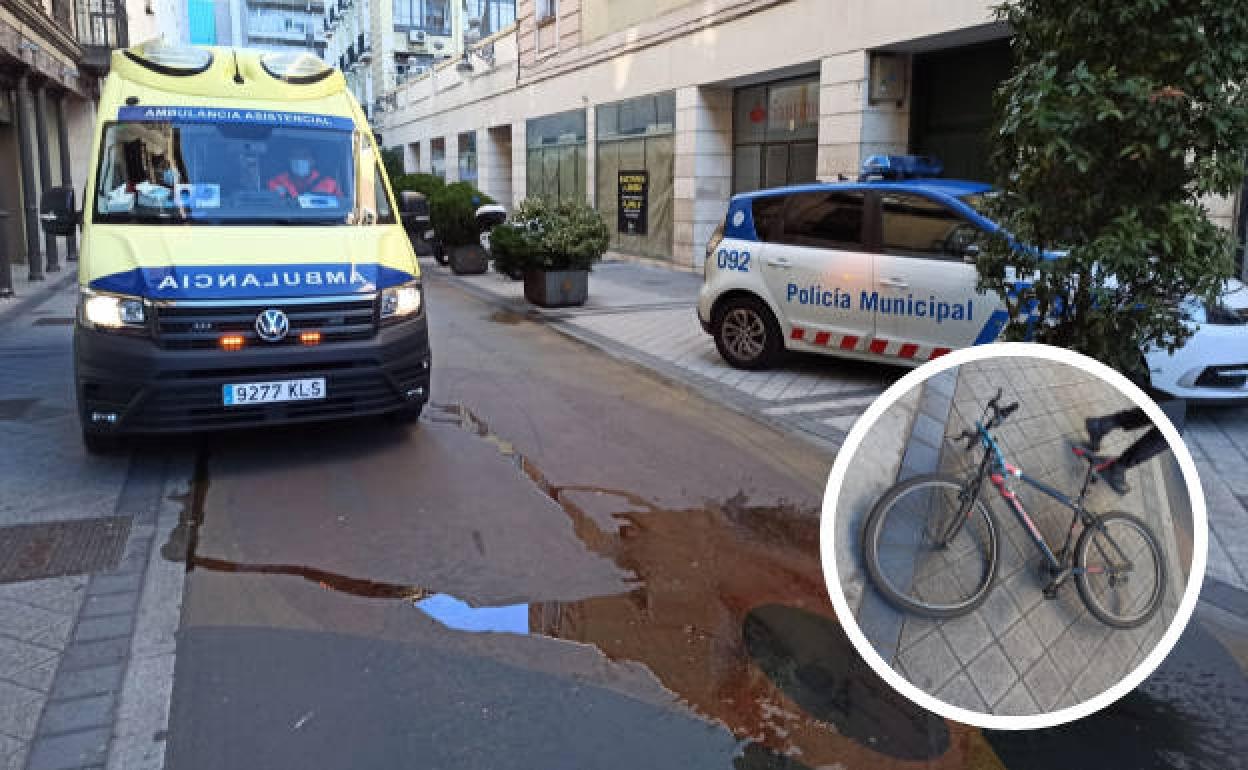 Ambulancia y Policía Local, este domingo por la tarde en el lugar del atropello. En pequeño, la bici implicada en el siniestro. 
