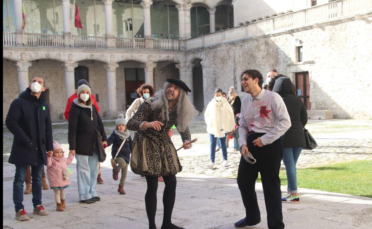 Dos de los personajes que guían a los visitantes en las rutas teatralizadas por el castillo de Cuéllar. 