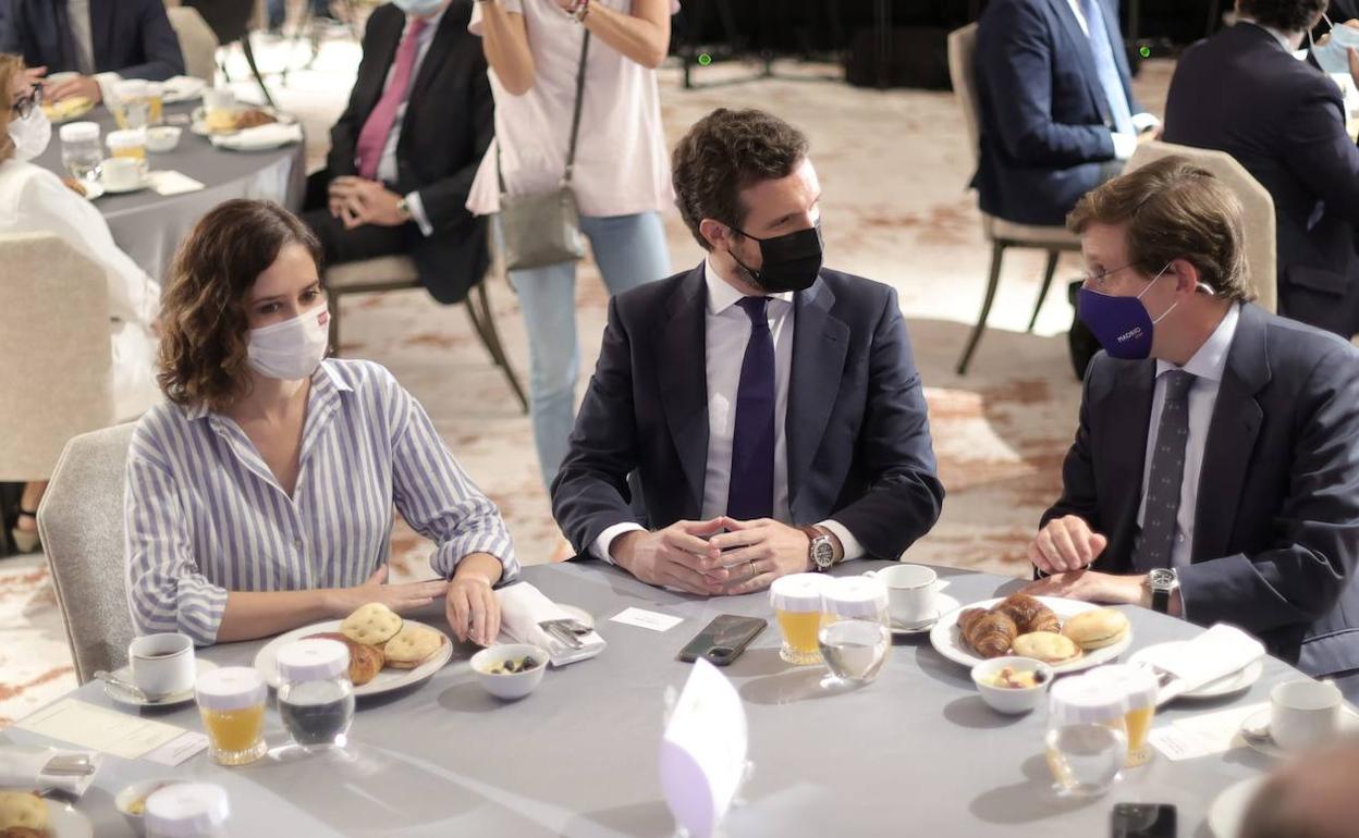 Isabel Díaz Ayuso, Pablo Casado y José Luis Martínez-Almeida, en un desayuno infomativo.